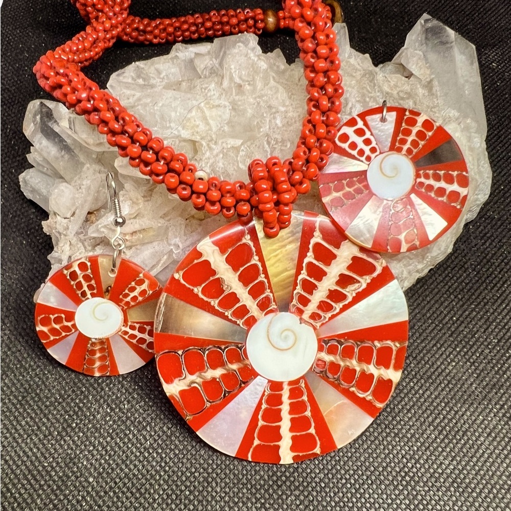 CORAL &
MOTHER OF PEARL
NECKLACE / EARRINGS
FROM MOMBASA KENYA
